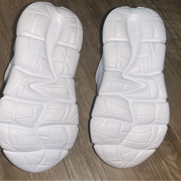 Hello Kitty Sneakers 7.5 - Picture 9 of 10